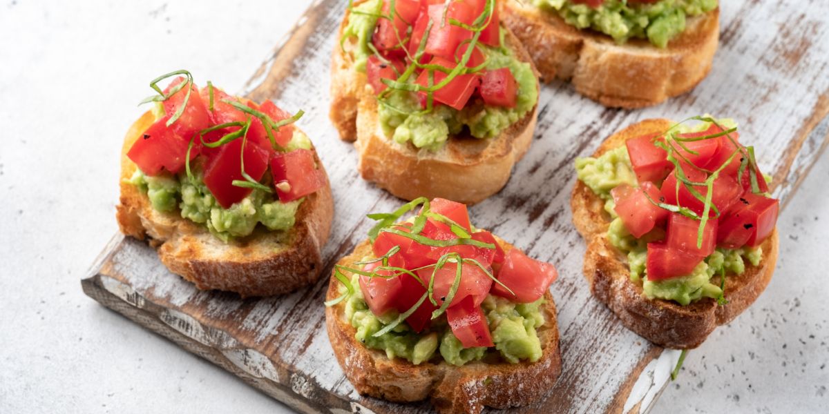 Cara Membuat Resep Crostini Alpukat dan Tomat Untuk Pembuka Pesta