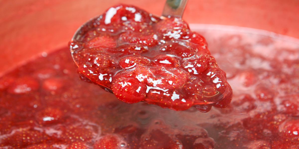 Cara Membuat Resep Strawberry Compote Untuk Olesan, Filling, & Topping