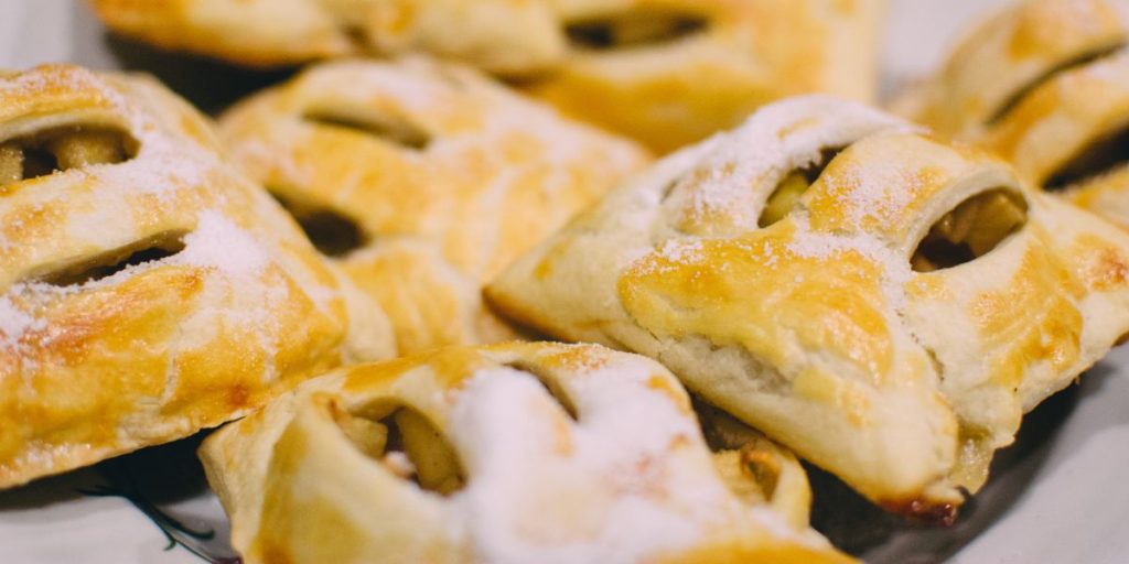 Resep Apple Puff Pastry Homemade, Buatnya Gampang Rasanya Lezat!