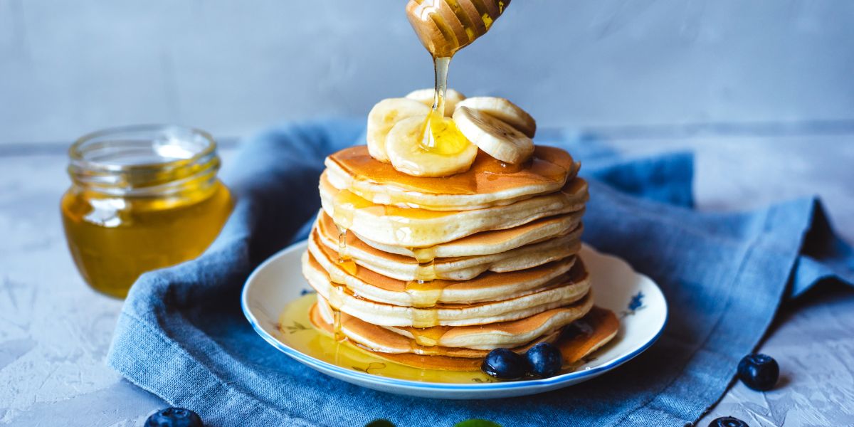 Cara Membuat Resep Banana Pancake Dengan Topping Buah dan Madu