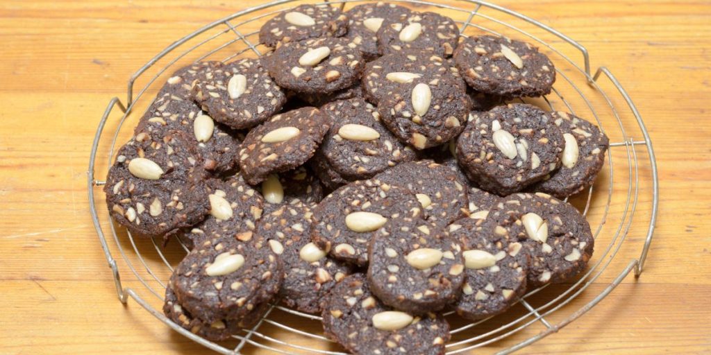 Cara Membuat Resep Black Almond Cookies Renyah Terasa Banget Coklatnya