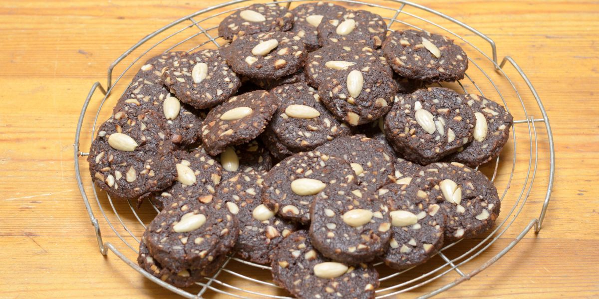 Cara Membuat Resep Black Almond Cookies Renyah Terasa Banget Coklatnya