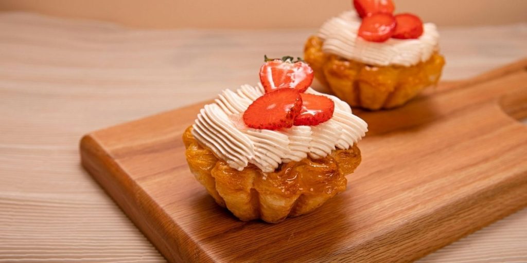Resep Kue Sus Bunga Dengan Isian Vla Vanila dan Topping Buah