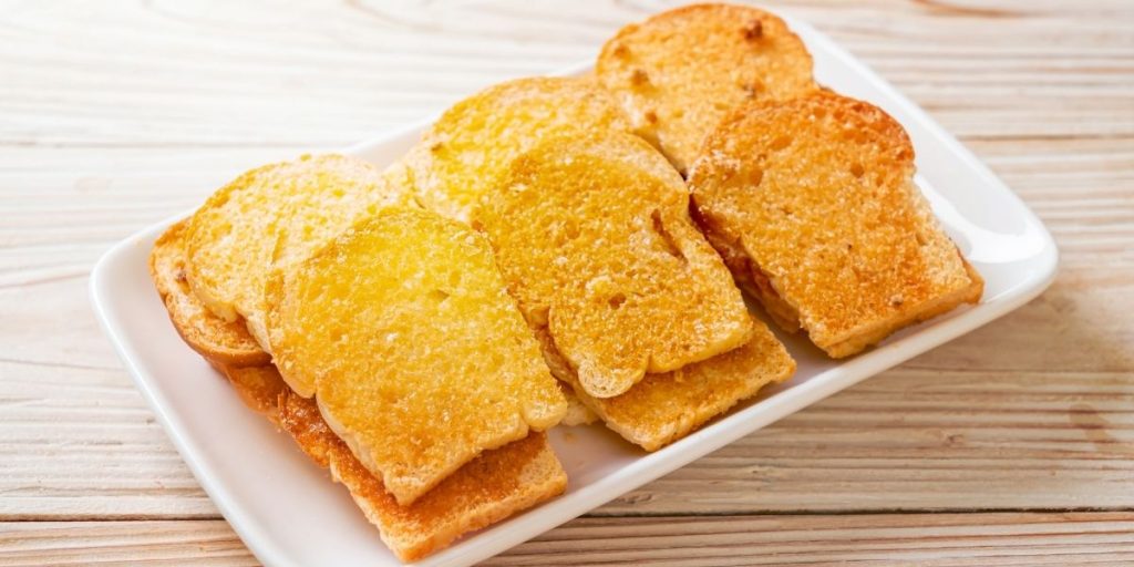 Cukup 4 Bahan! Cara Membuat Roti Panggang Mentega Garing dan Renyah